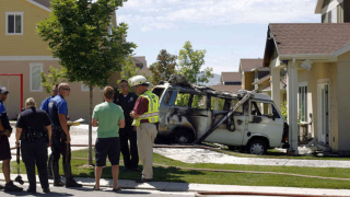 Illustration for article titled Volkswagen Van Drives Itself Into Condo While On Fire